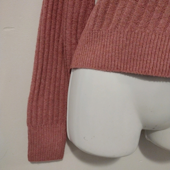SO - Gigi Neck Pullover Sweater Ireland Pink - Picture 5 of 16